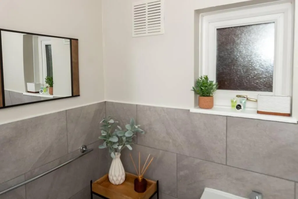 Idyllic 1 Bed Apt In Beautiful Village Of Chester Hough Green 0*,  United Kingdom